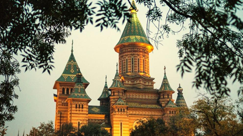 Бюджетът за ремонт и строеж на църкви в Румъния е орязан с 89%, вдигат се заплатите на свещенослужителите
