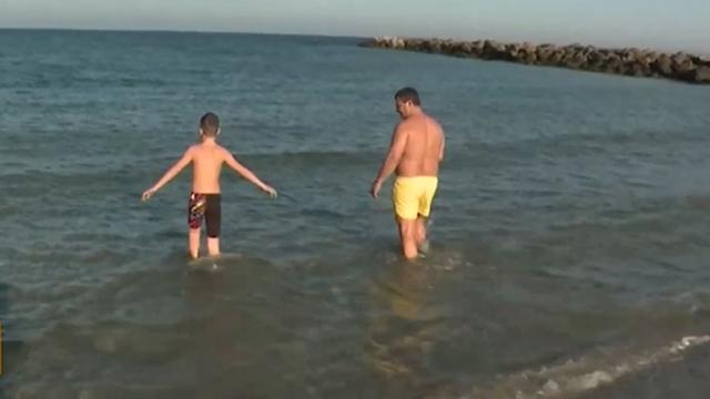Екстремно къпане: 9-годишно момче влезна в морето, за да се калява (ВИДЕО)