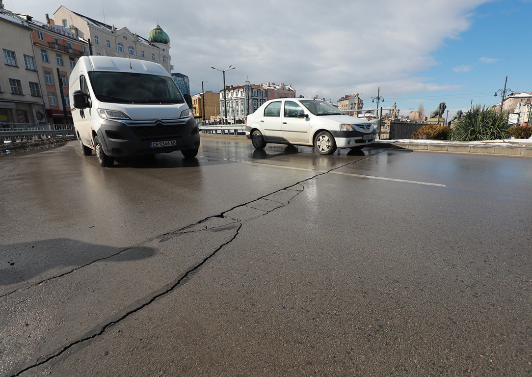 <p>Напука се пътната настилка в района на &quot;Лъвов мост&quot;</p>