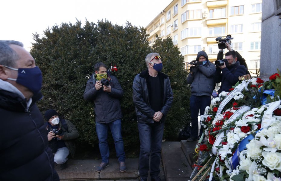 Левски поднася цветя и венци на паметника на Апостола1