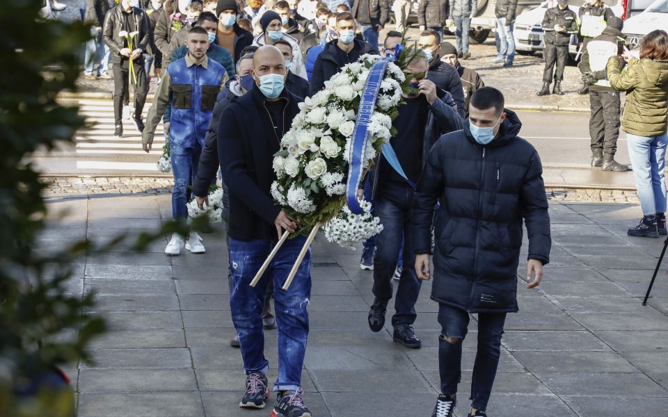 Левски поднася венци и цветя на паметника на Апостола
