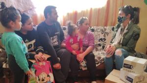 Посолството ни в Скопие дари хранителни продукти на многодетно семейство