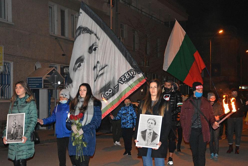 Факелното шествие в Ловеч в памет на Апостола на свободата