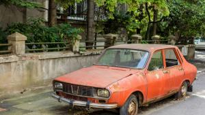 Община Силистра продължава акцията за премахване на стари автомобили които