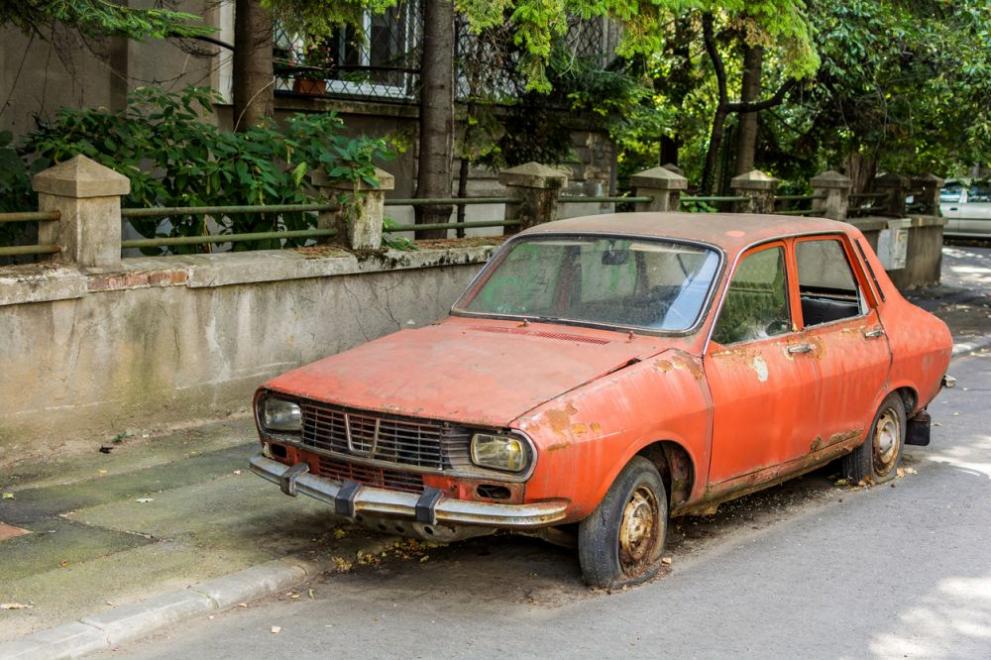 Община Силистра продължава акцията за премахване на стари автомобили, които