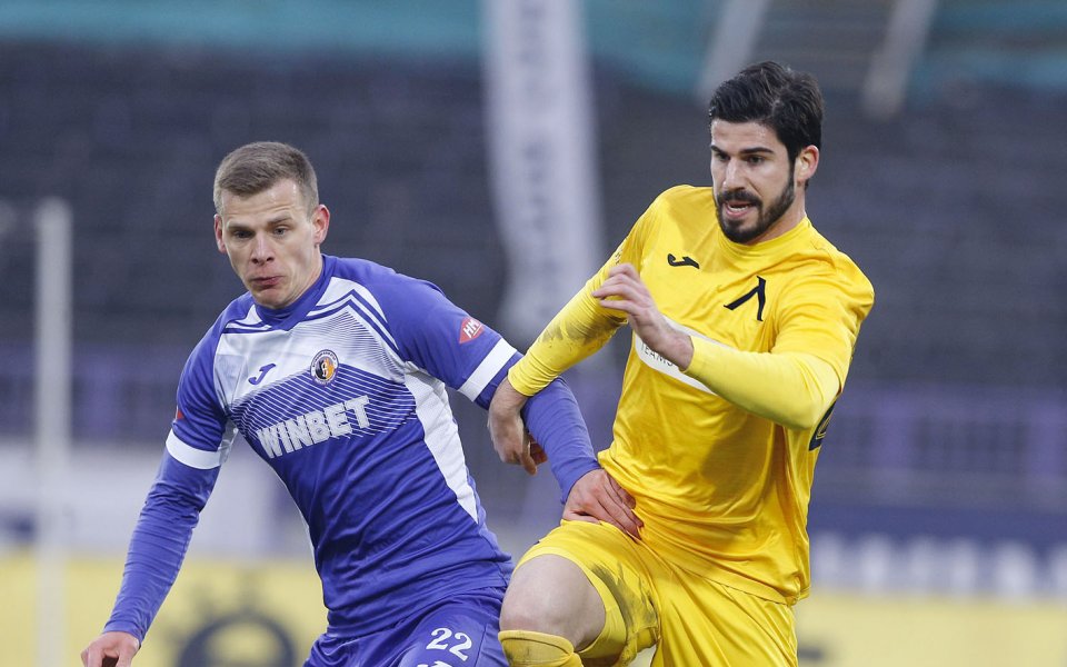 Етър и Левски играят при резултат 0:0 в пореден мач