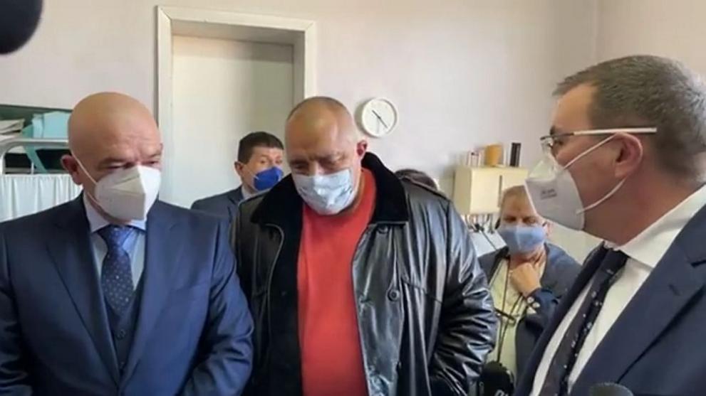 Премиерът, Мутафчийски и Костадин Ангелов тръгнаха на обиколка да видят как тече ваксинацията в малките населени места