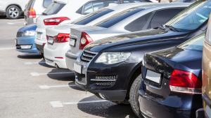 Движението и паркирането на автомобили по пътните платна на част