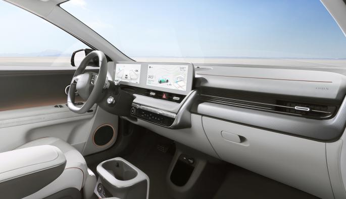  Двата дисплея са с диаметър по 12 инча. За първи път в Hyundai, Ioniq 5 разполага с дисплей с виртуална реалност (AR HUD), който по същество превръща предното стъкло в дисплей.