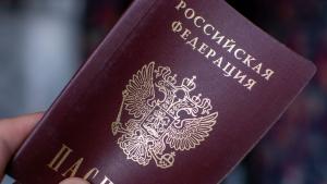 Русия съобщи днес че е издала руски паспорти на над