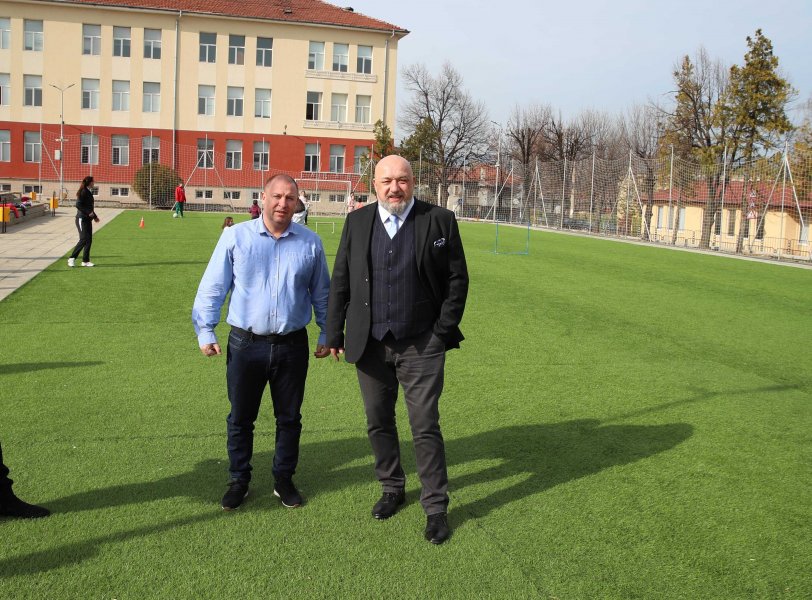 Министър Кралев инспектира строежа на спортни обекти в община Костенец1