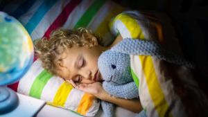 При децата проблемите със съня често водят до психози след пубертета