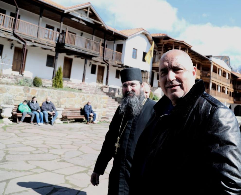 Бойко Борисов тръгна на обиколка по манастира