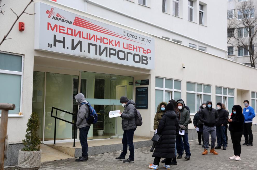 Със "зелен коридор" в "Пирогов" отново тръгва масова ваксинация от понеделник