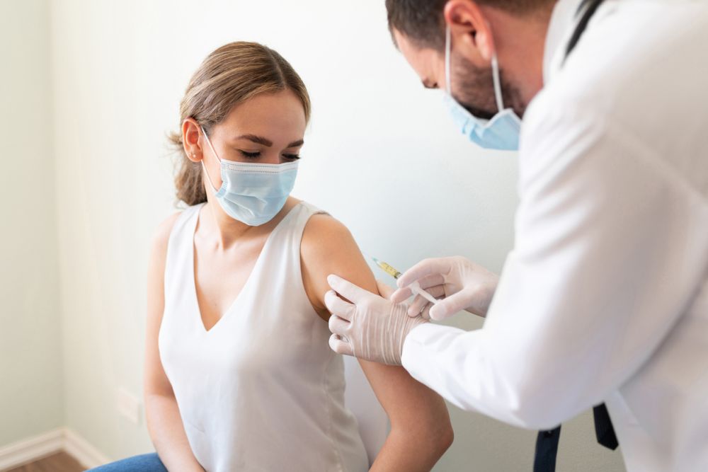Ако тялото ви развие имунен отговор към ваксинацията, което е целта, може да имате положителен резултат при някои тестове за антитела. Тестовете за антитела показват, че може да имате някакво ниво на защита срещу вируса.