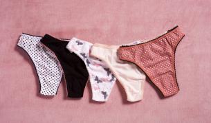 Жена сложи бельото си като маска, за да пазарува