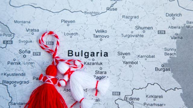 Не само у нас има мартеници, ето къде на Балканите се кичат с тях (СНИМКИ)