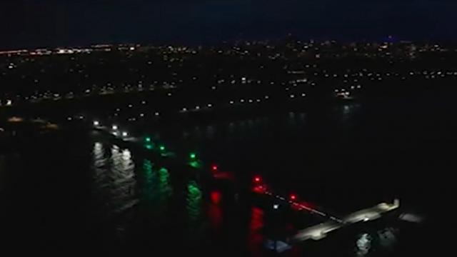 Бургаският мост светна в цветовете на националния трибагреник (СНИМКИ/ВИДЕО)