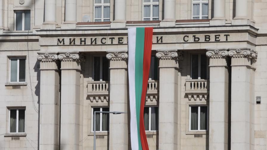 Кабинетът иска КС да изясни статута на запасните войници в България