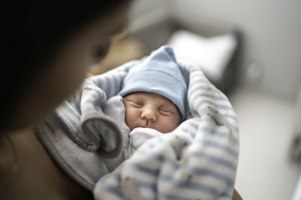 Новородено разви нов щам на коронавируса, предаден му от неговата майка
