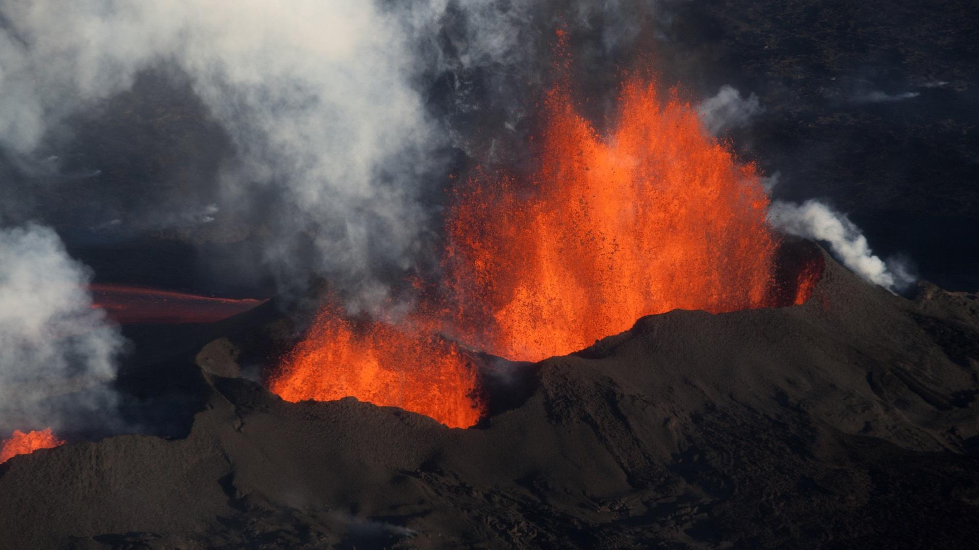 Вулканът Sunddhnúksgígar в Исландия изхвърли магма днес и предизвика евакуацията