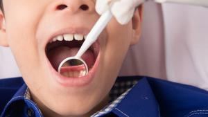 Лекари спасиха 11 годишно момче със заседнал зъб между трахеята и