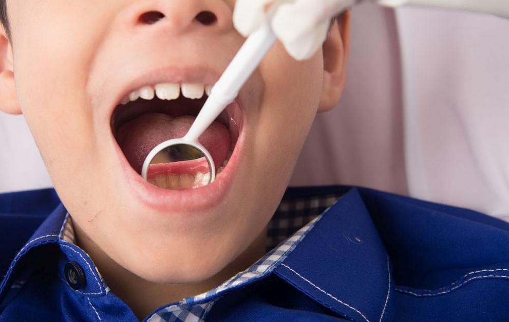 Лекари спасиха 11-годишно момче със заседнал зъб между трахеята и