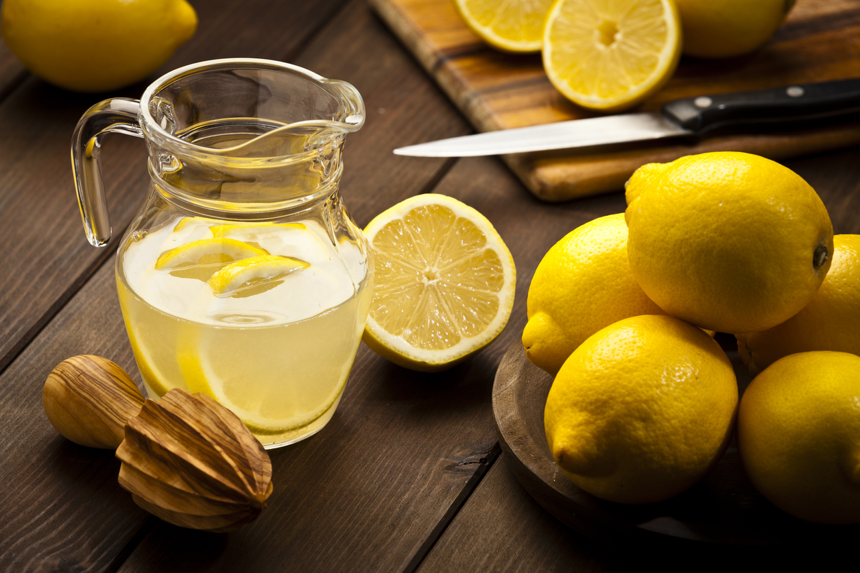 <p><strong>Пийте лимонова вода през целия ден -&nbsp;</strong>Изпийте чаша вода с лимон сутрин, след като се събудите и след това пийте през целия ден между храненията. Този трик ще ви помогне да се чувствате хидратирани, като същевременно регулирате апетита си. Лимонът също може да помогне на тялото ви да се отърве от излишното задържане на вода и твърде много сол.<br />
&nbsp;</p>