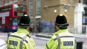 Британски полицай на мотоциклет беше ранен по време на протести