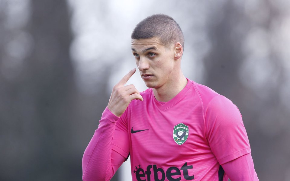 В 85-та минута Александър Георгиев влезе брутално в краката на