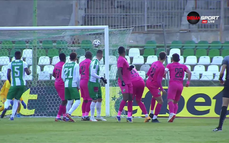 В 52-ата минута Иван Минчев от фаул с фамозно изпълнение