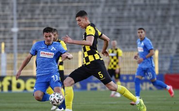 Отборите на Левски и Ботев Пловдив играят при резултат 1 1 в мач