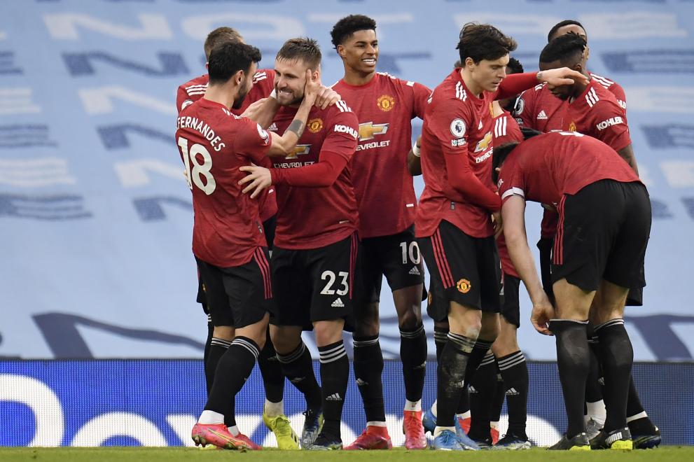 Играчите на Юнайтед се поздравяват за втория гол на Шоу срещу Сити