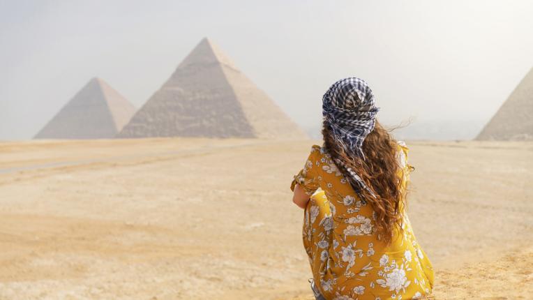 жена пирамиди