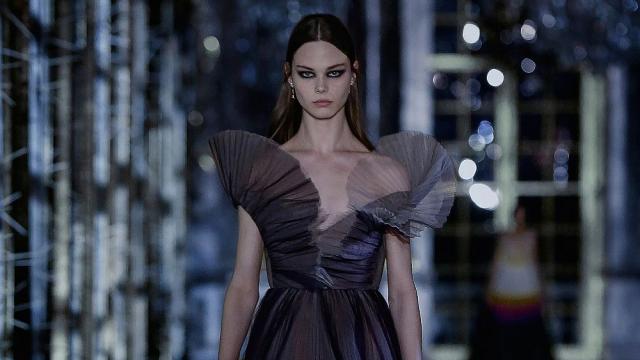 „Обезпокоителна красота“ от Мария Грация Киури за Dior (СНИМКИ)