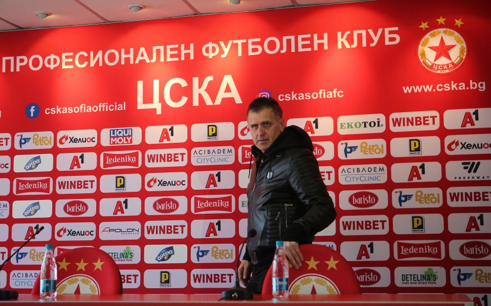 Наставникът на ЦСКА Бруно Акрапович говори пред медиите преди домакинството