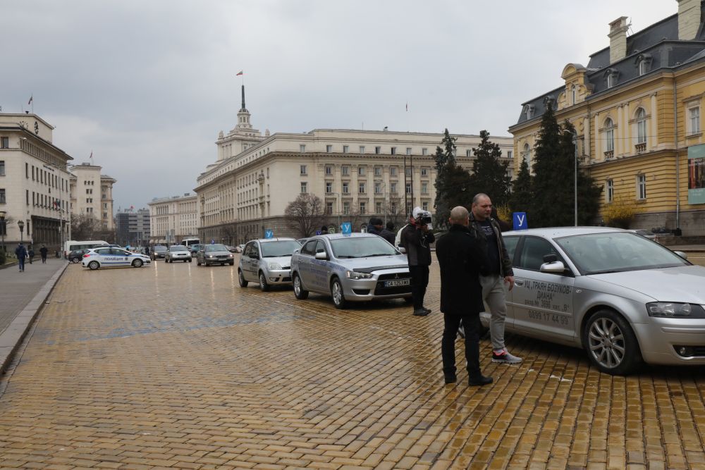 Фирмите настояват да не се въвежда електронно следене на учебните коли с GPS.