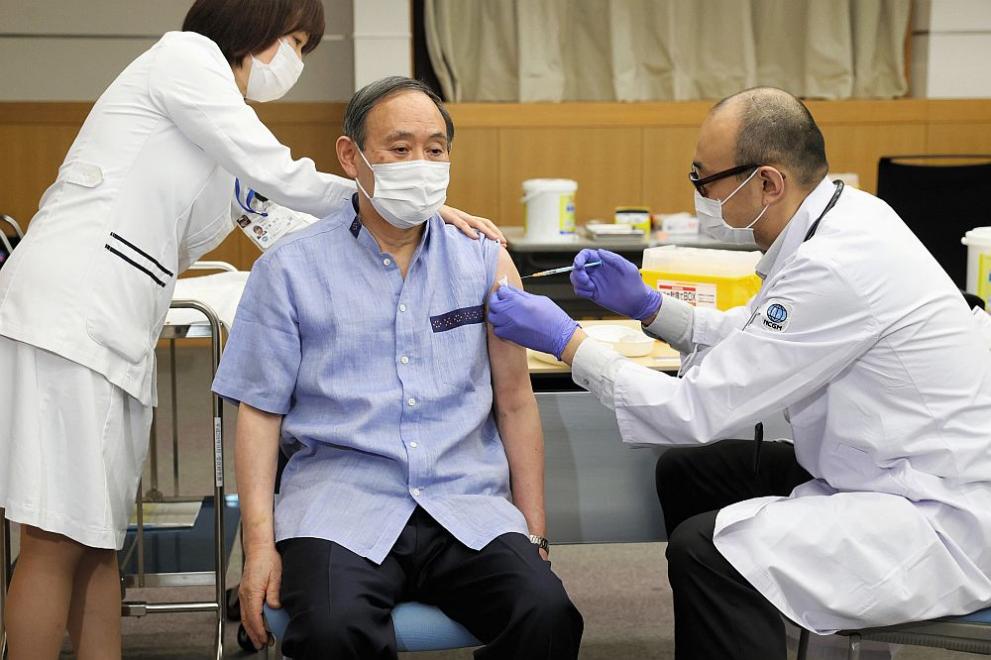 Японският премиер се ваксинира срещу COVID-19