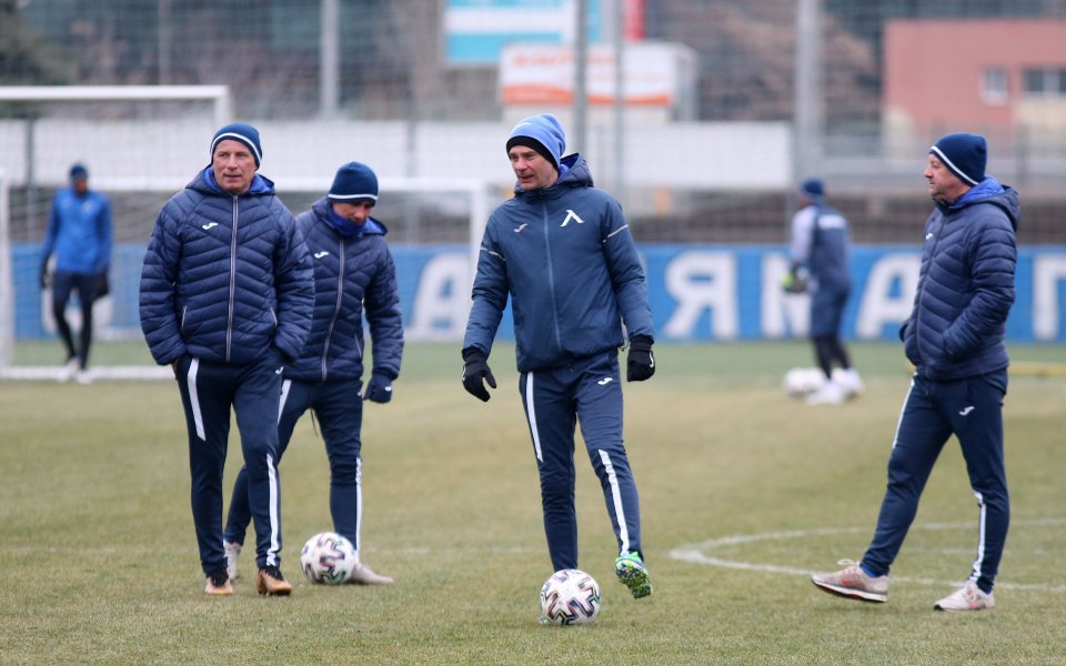 Все повече играчи на Левски са засегнати от разпространението на