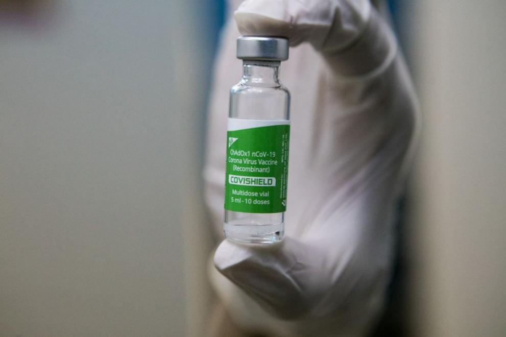 Ваксината на Оксфорд и AstraZeneca временно е спряна за имунизацията в десетки страни от ЕС