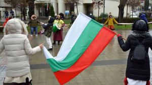 Самодейци и представители на читалища протестира срещу мерките в Ловеч