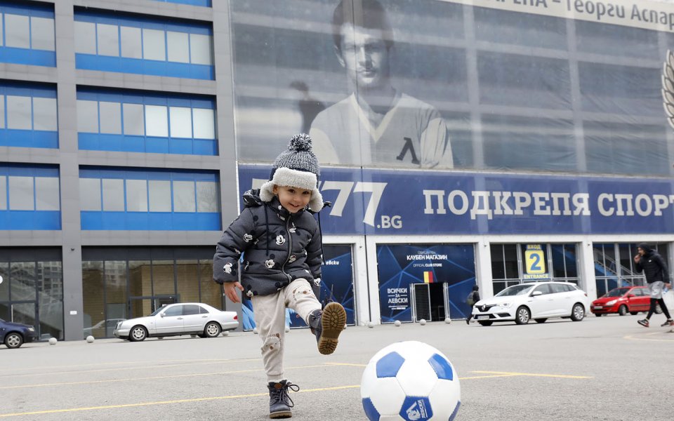 Тренировките в част от школата на Левски спират за известно