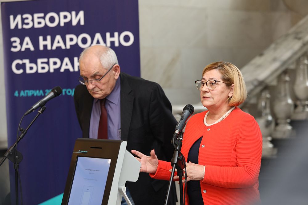 ЦИК представи бюлетината и машината за гласуване, с които можем да упражним правото си на вот за парламентарните избори на 4 април