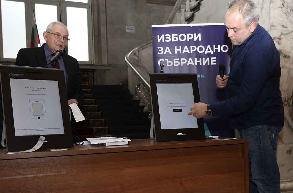 ЦИК представи бюлетината и машината за гласуване, с които можем да упражним правото си на вот за парламентарните избори на 4 април
