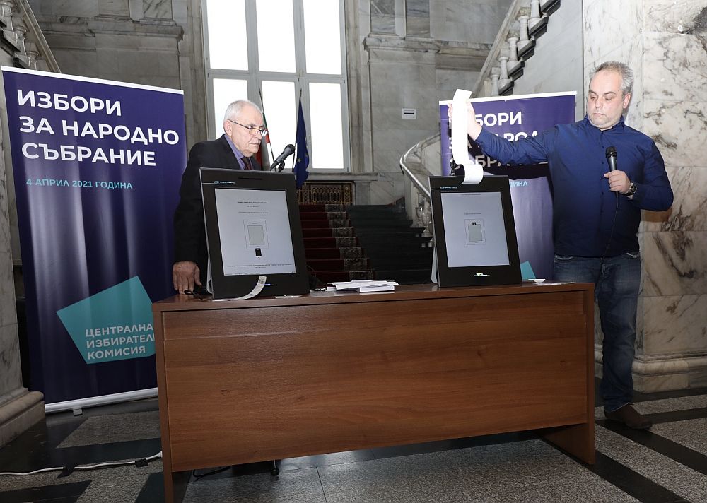 ЦИК представи бюлетината и машината за гласуване, с които можем да упражним правото си на вот за парламентарните избори на 4 април