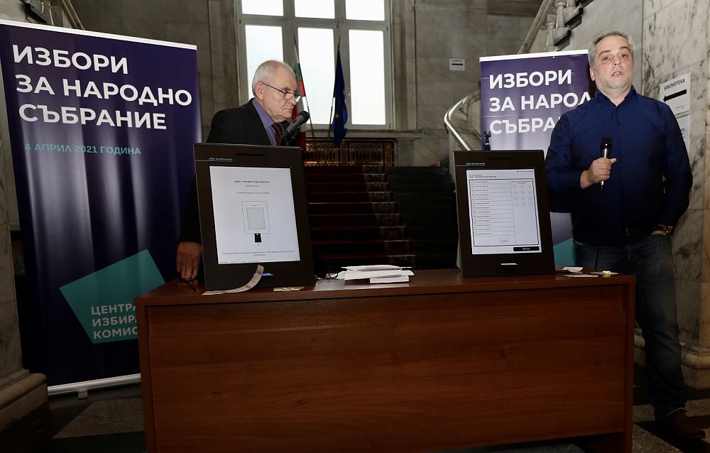 ЦИК представи бюлетината и машината за гласуване, с които можем да упражним правото си на вот за парламентарните избори на 4 април