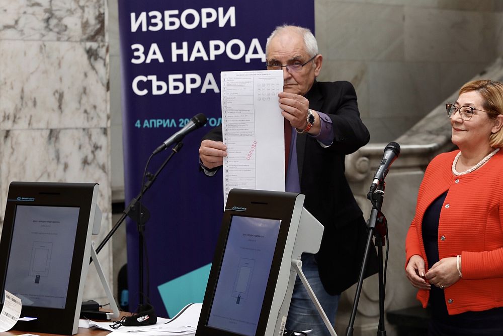 ЦИК представи бюлетината и машината за гласуване, с които можем да упражним правото си на вот за парламентарните избори на 4 април