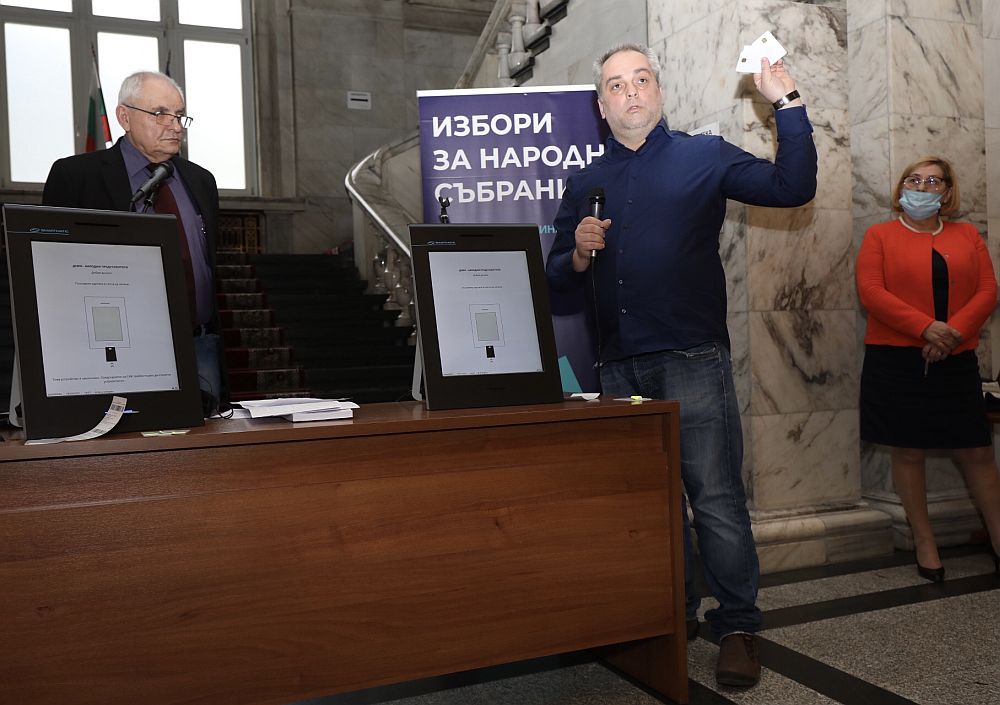 ЦИК представи бюлетината и машината за гласуване, с които можем да упражним правото си на вот за парламентарните избори на 4 април