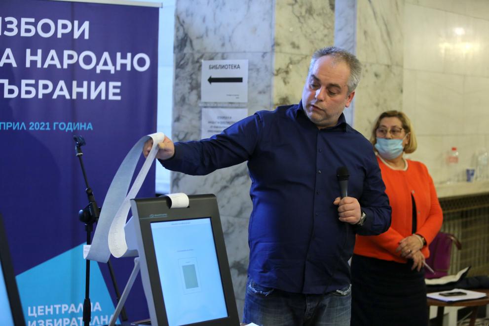 In 9,390 of the polling stations in the country machine voting will be available