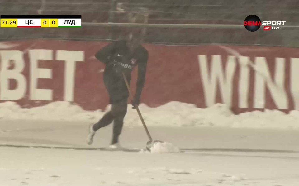 След 70 минути игра в мача между Царско село и